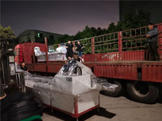 兩臺三米熱熔鉆攻機裝車發(fā)往山東